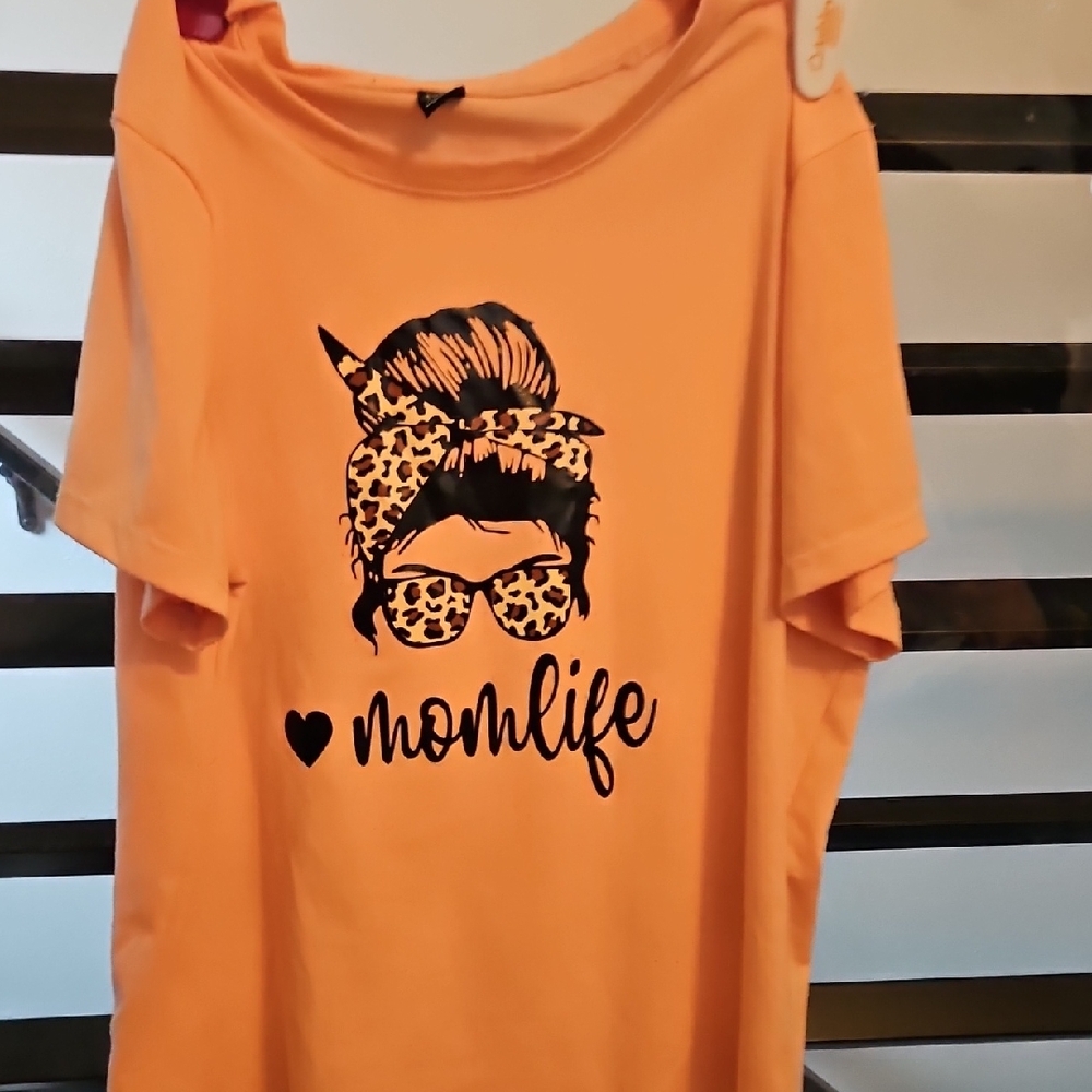 SHEIN Peach Graphic Tee